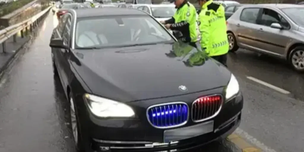 Tribunale Costituzionale annulla norma che multava il proprietario per uso improprio del lampeggiante