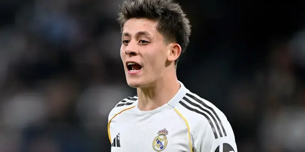 Arda Güler congratula la squadra vincitrice della Supercoppa