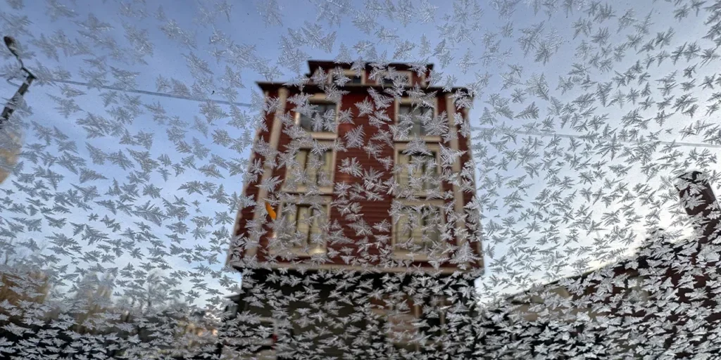 Ardahan: il freddo intenso congela il fiume Kura e i vetri dei veicoli