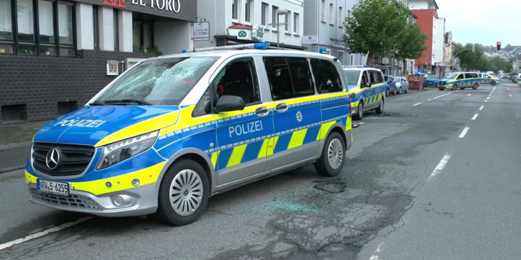 Mann rastet in NRW-Stadt mit Eisenstange aus – Beamte schießen auf ihn
