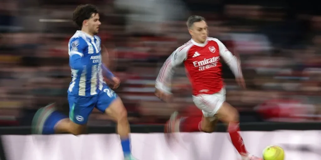 Arsenal vince 2‑1 contro Brighton, Ferdi Kadıoğlu segna