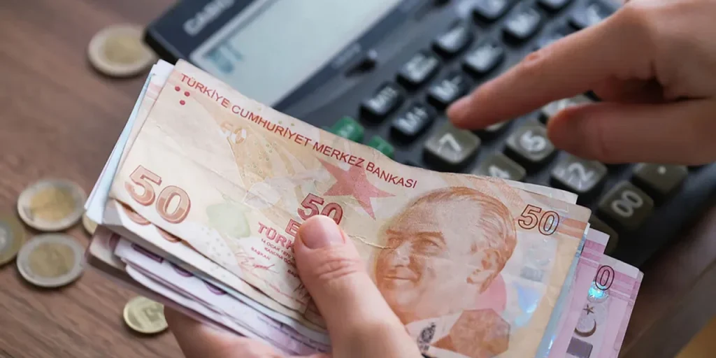 Previsione 2026: pensione minima tra 18.900 e 19.000 TL e aumento dell’18 % per pensionati di funzionari pubblici