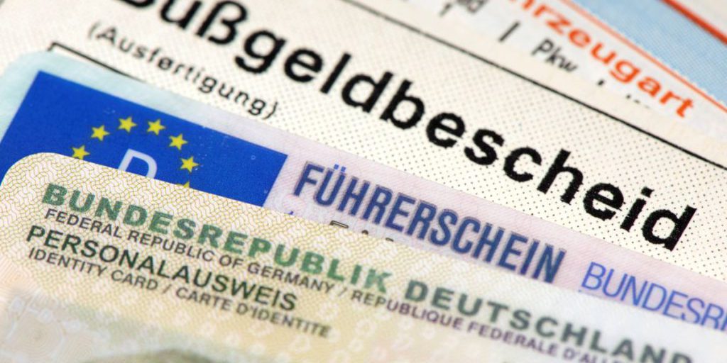 Parcheggiare contro il traffico: norma vietata e multe severe