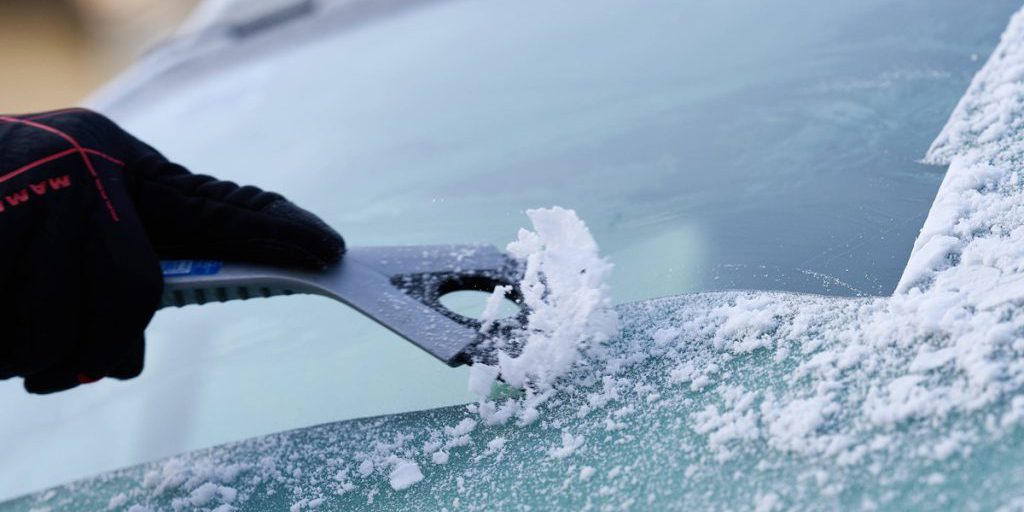 Evita questo errore al mattino: il ghiaccio sul veicolo può costare caro