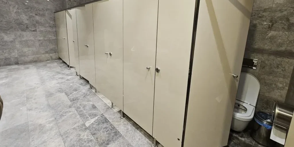 Telefono trovato in cassetto di centro commerciale a Edirne: donna reagisce, uomo arrestato