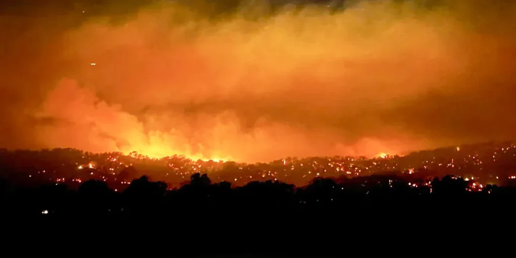 Incendi in Australia: 300.000 ettari bruciati e 130 abitazioni distrutte nello stato di Victoria