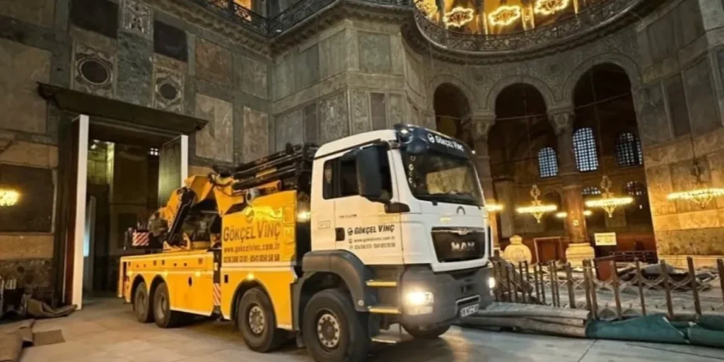 Camion all'interno dell'Ayasofya: nessun rischio per la struttura, afferma il comitato scientifico