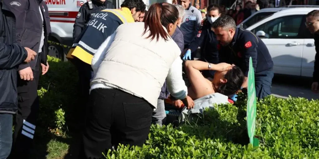 Divorzio in Aydın: marito aggredisce moglie con coltello dopo udienza, polizia arresta