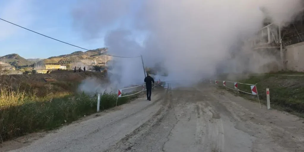 Esplosione di tubazione geotermica chiude strada principale a Aydın