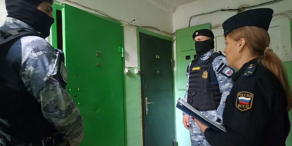 Алиментщик из Перемышля отдал сыну 600 тысяч рублей