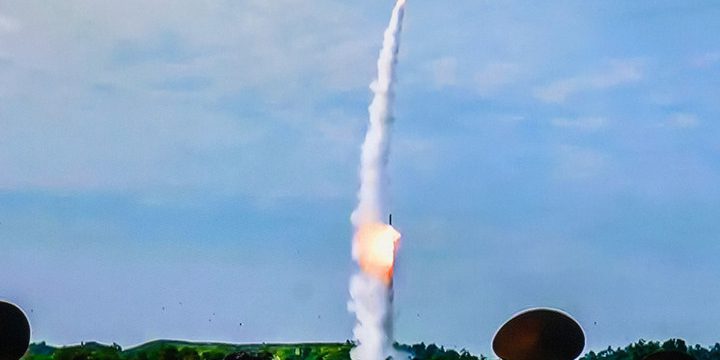 Corea del Nord presenta nuova arma balistica intercontinentale Hwaseongpo-20 in parata militare a Pyongyang