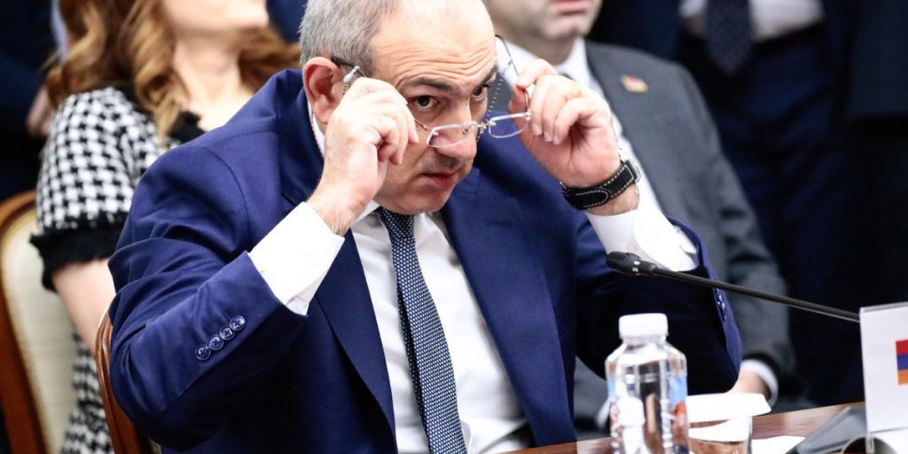 Премьер-министр Армении объявил о низложении Католикоса всех армян