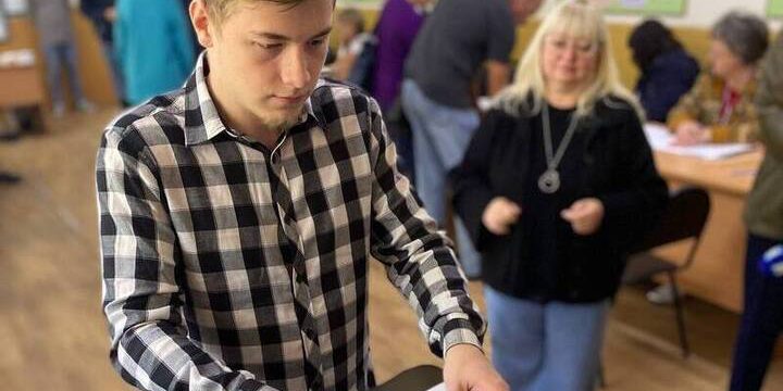 Studenti con disabilità esercitano il loro diritto di voto alle elezioni di Tambov grazie all'aiuto di interpreti di lingua dei segni