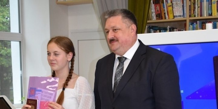 Юным жителям Андреаполя вручили паспорта и сувениры