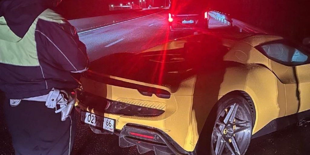 Ferrari 296 GTB разбилась, выехав в ограждение на трассе Пермь – Екатеринбург