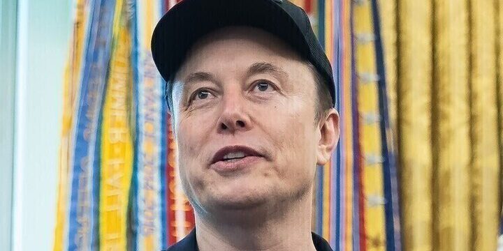 Ilon Musk Sostiene lo Scioglimento del Parlamento del Regno Unito e le Possibili Ripercussioni sulla Politica Britannica