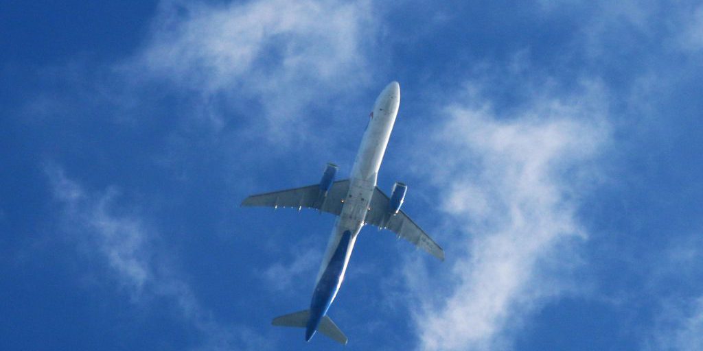 Самолет с пассажирами на борту столкнулся с метеоритом