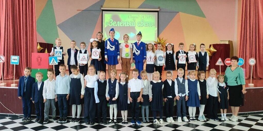 Giovani studenti di Sierpuhov ricevono il titolo di giovani pedoni nell'ambito dell'azione di educazione stradale "Iniziazione ai pedoni"