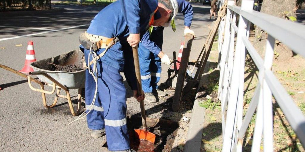 В Мелитополе чистят ливнёвки