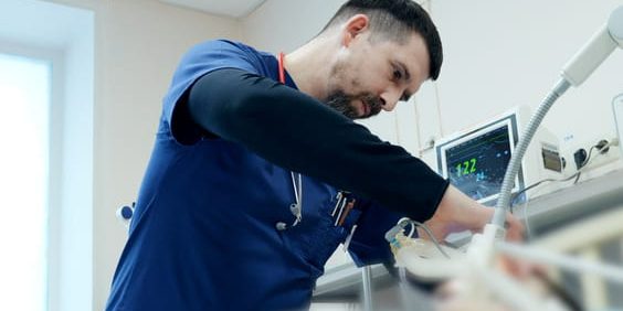 Medici di Kharkiv cercano di salvare la vita di un ragazzo di 11 anni ferito in attacco russo