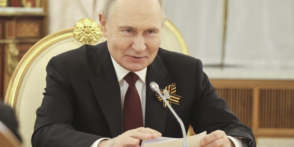 Изолированного Путина с днем рождения поздравили более 40 глав государств