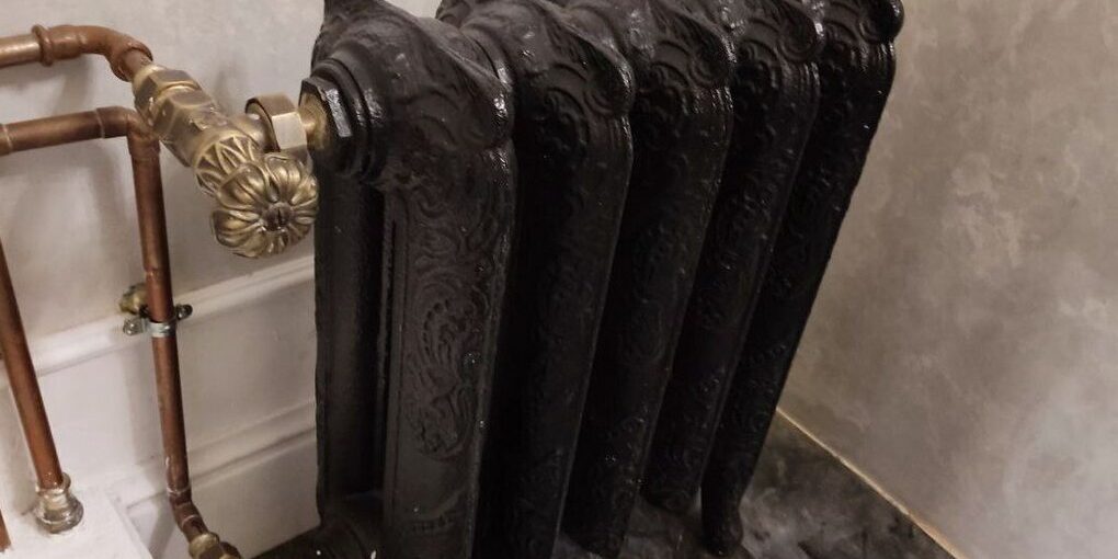 Жители Лесопарковой улицы остались без отопления из-за утечки