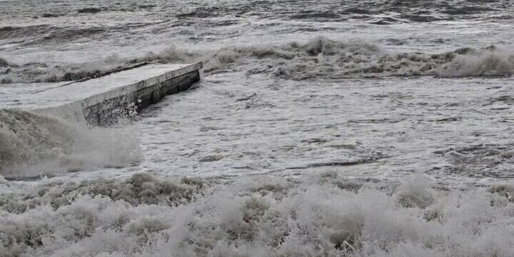 Сильный ветер и высокие волны ожидаются в Баренцевом море 25 октября