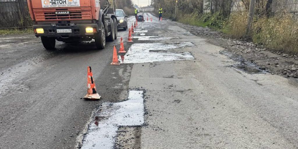 На дорогах Архангельска снова латают ямы