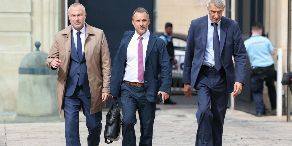 Il Gruppo Liot e la Corte di Emmanuel Macron: un Incontro Cruciale per il Futuro della Coalizione di Governo