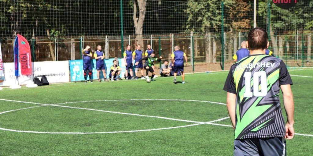 Torneo di Calcio a 5 nella Regione di Zaporižžja Celebra l'80esimo Anniversario della Vittoria nella Grande Guerra Patriottica