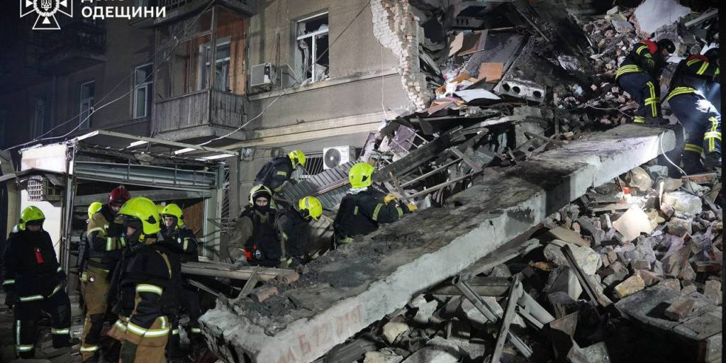 Attacco con droni russi a Odesa: 22 feriti e 3 potenzialmente intrappolati sotto i detriti