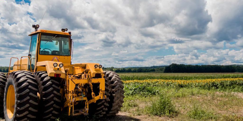 Липецкий тракторист отправился в больницу после столкновения с поездом