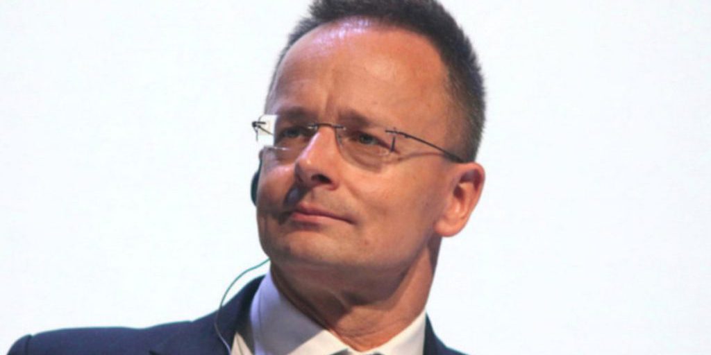 Сийярто высмеял отказ Польши гарантировать свободный пролет Путина