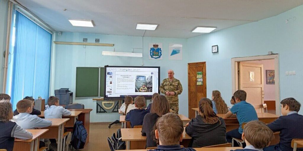 Ветеран СВО провел урок мужества для псковских школьников