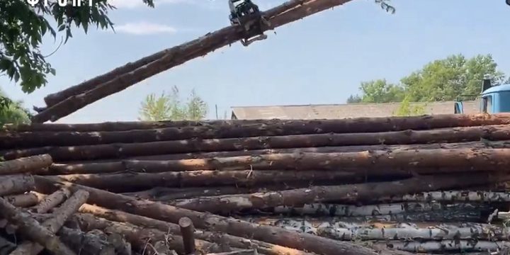 Aiuti Umanitari per la Costruzione di Strutture Difensive: La Regione di Orlov Invia Legname per Sostenere gli Sforzi di Difesa