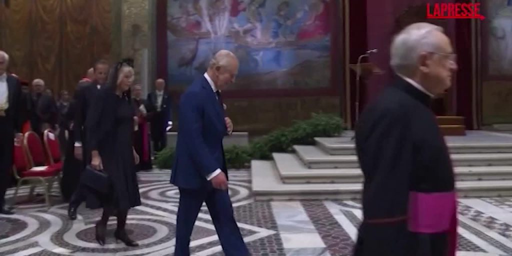Re Carlo III e la regina Camilla in Vaticano, la storica preghiera con Papa Leone XIV