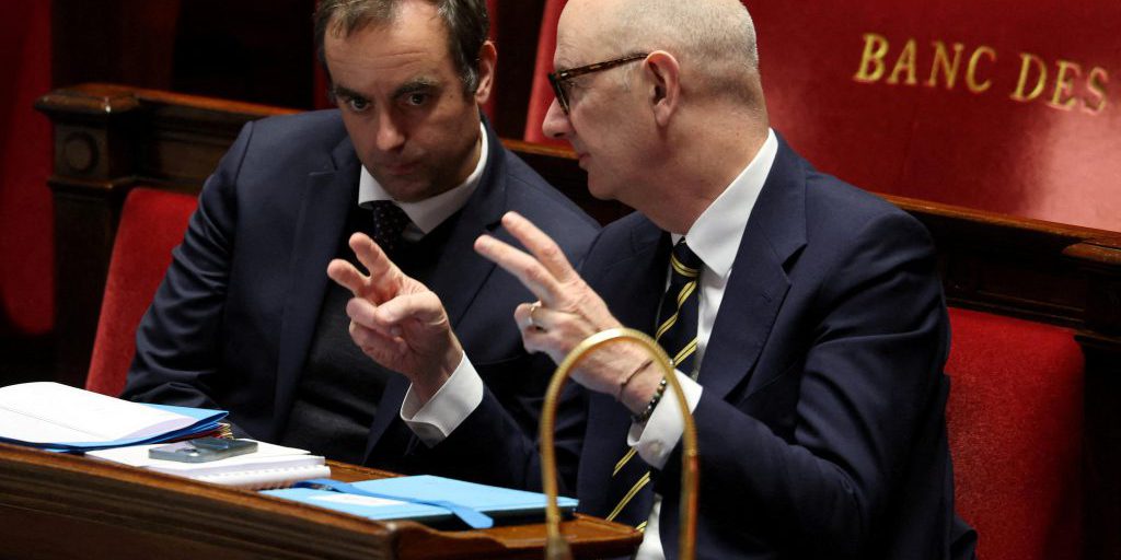 Il bilancio approvato con l'articolo 49.3: PS beneficia, LFI e RN chiedono la censura