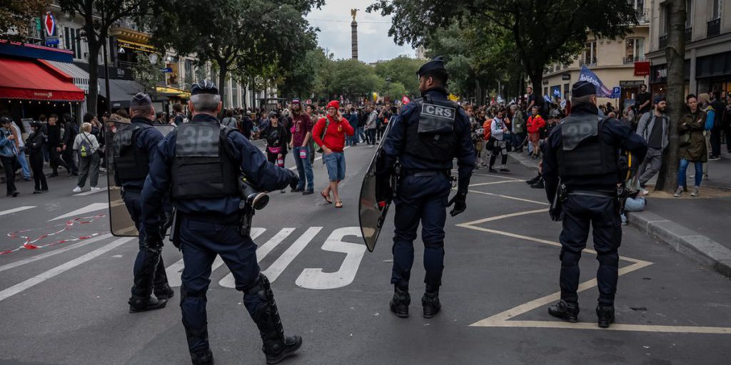 Десятки правоохранителей пострадали во время беспорядков во Франции