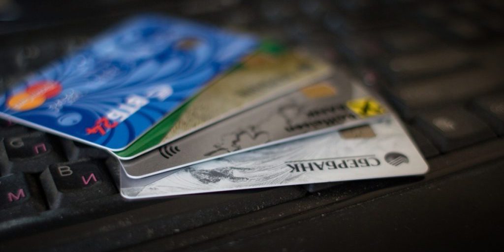 Russia introduce limite alle carte bancarie: cosa cambia per i clienti e le banche a partire da dicembre 2025