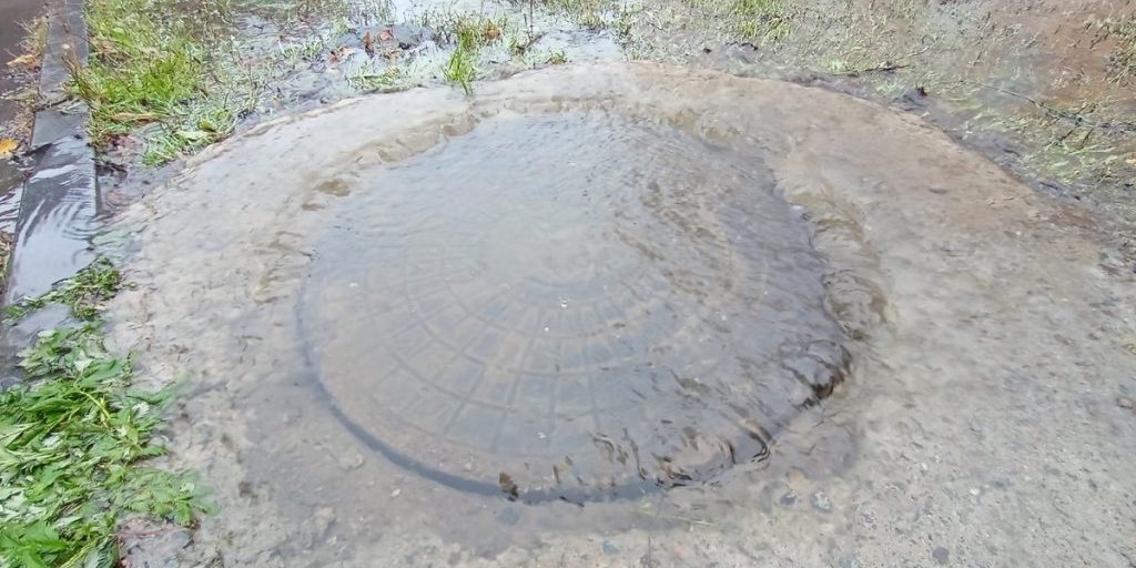 "Emergenza a Petrozavodsk: la rottura della conduttura trasforma la via Titova in una fontana improvvisa"