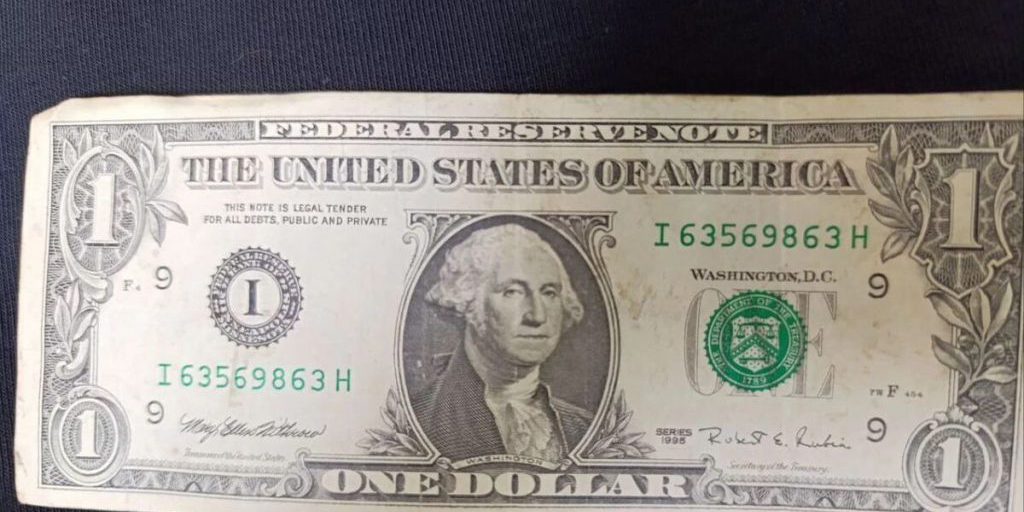 Ивановец продает один доллар за миллион рублей