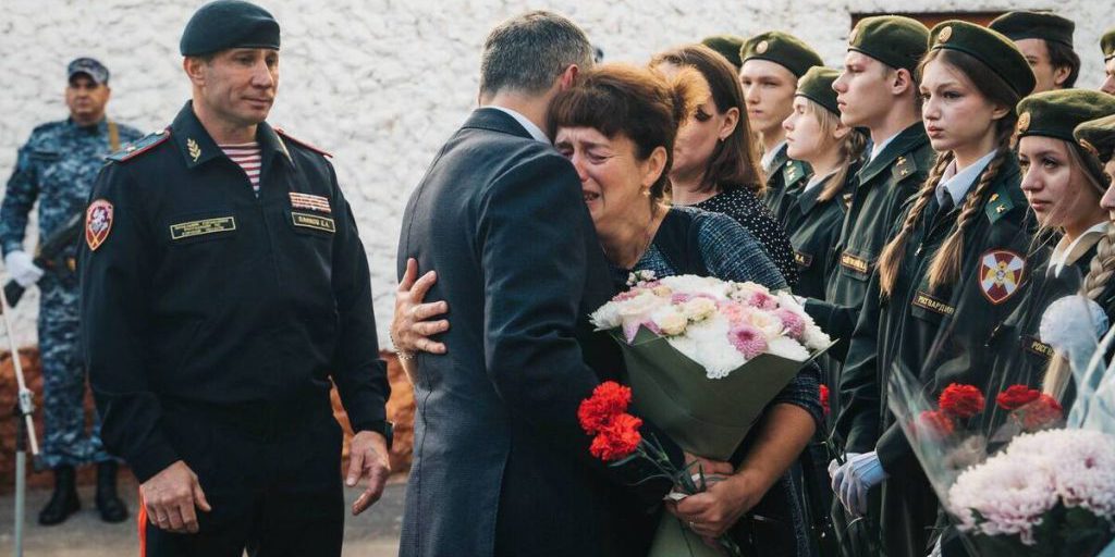 В Курске открыли мемориальную доску росгвардейцу, погибшему от удара БПЛА по пляжу