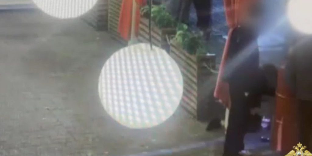 Conflitto in un bar a Yaroslavl: violenza contro un cliente e conseguenze legali