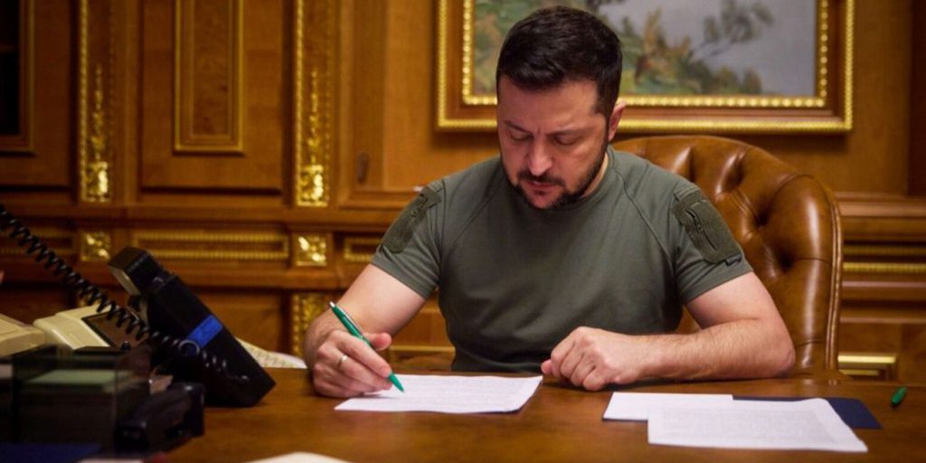 Il Presidente Ucraino Zelenskyy Firma Decreti per Imporre Sviluppi di Sicurezza e Politiche Nazionali