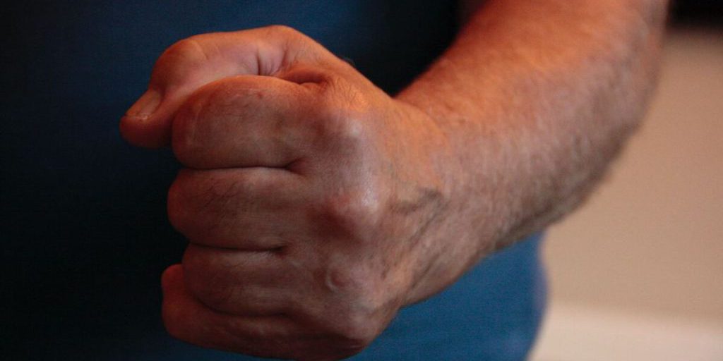 Северянин попытался решить конфликт кулаками и угодил под статью