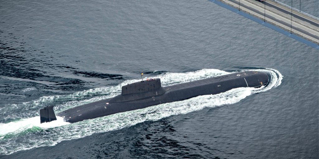 Aziende britanniche involontariamente coinvolte nello sviluppo dei sottomarini russi nell'Artico 

Approfondimento
L'indagine "Russian Secrets" ha rivelato che una rete legata ai servizi segreti russi ha coinvolto aziende britanniche nell'aiuto involontario allo sviluppo dei sottomarini russi nell'Artico per quasi un decennio. La rete di approvvigionamento ha evaso sanzioni e controlli alle esportazioni per acquisire tecnologie subacquee sensibili e navi da ricerca dall'Europa, dagli Stati Uniti, dal Canada e dal Giappone, per un valore di oltre 50 milioni di euro tra il 2014 e il 2024.

Possibili Conseguenze
La società con sede a Cipro Mostrello Commercial Ltd, che era al centro della rete e ha acquistato attrezzature sensibili del valore di oltre 50 milioni di dollari, è stata sanzionata dal Tesoro degli Stati Uniti nel 2024 come parte delle misure volte a colpire le entità che sostengono il complesso militare-industriale russo. Alexander Shnyakin, un imprenditore russo-kirghiso che ha diretto Mostrello Commercial Ltd, è stato condannato da un tribunale tedesco a settembre a quattro anni e dieci mesi di prigione dopo essere stato riconosciuto colpevole di vendita di tecnologie militari sensibili alla Russia attraverso la sua società.

Opinione
Dame Emily Thornberry, presidente del Comitato per gli Affari Esteri, ha affermato: "Un regime di sanzioni è solo così forte quanto la sua applicazione. Un regime di sanzioni robusto deve essere in grado di affrontare tentativi sofisticati di eluderlo, o non ha senso. Non dobbiamo avere paura di prendere misure drastiche se necessario per assicurare che le regole siano prese sul serio."

Analisi Critica dei Fatti
L'indagine ha sollevato interrogativi sulla capacità del Regno Unito di applicare efficacemente le sanzioni e di prevenire l'elusione delle stesse. La vicenda ha anche messo in luce la necessità di una maggiore trasparenza e di un controllo più rigoroso sulle esportazioni di tecnologie sensibili.

Relazioni con altri fatti
La vicenda è collegata ad altri casi di elusione delle sanzioni da parte di aziende europee, come ad esempio il caso dei due ex dirigenti del gigante dell'ingegneria tedesco Siemens, accusati di violazione delle sanzioni per aver facilitato l'esportazione di turbine a gas in Crimea occupata dalla Russia.

Contesto storico
La vicenda si inserisce nel contesto della crisi russo-ucraina e delle sanzioni imposte alla Russia dall'Unione Europea e dagli Stati Uniti. La Russia ha aumentato la sua presenza militare nell'Artico, e la costruzione di sottomarini avanzati è considerata una priorità strategica per il paese.

Fonti
La fonte di queste informazioni è The Times, come riportato da European Pravda. Il sito della fonte rss è https://www.thetimes.com/.