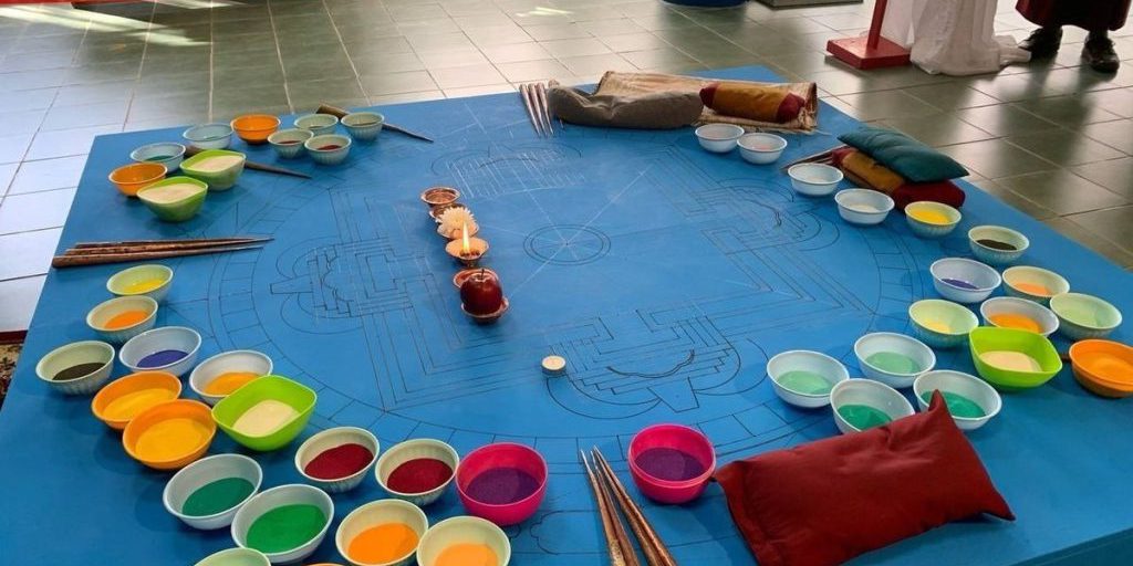 В райцентре Калмыкии продолжается строительство мандалы