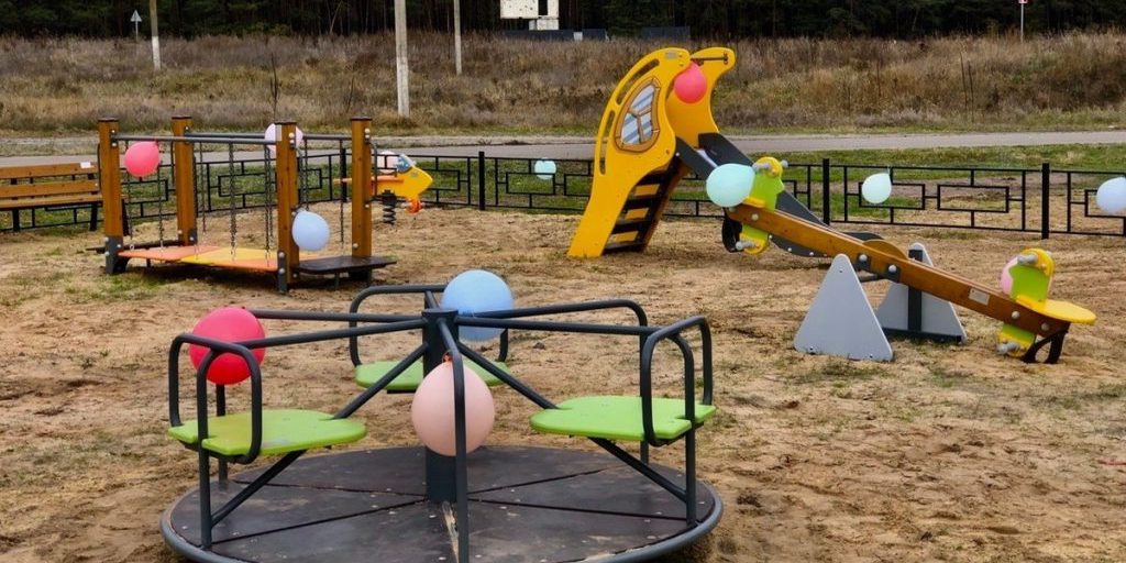 Nuova area giochi per bambini inaugurata a Hohlovo nella regione di Belgorod per migliorare la qualità della vita dei residenti