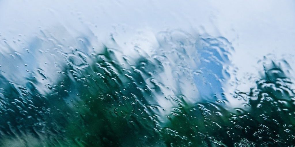 На Астрахань идут дожди и сильный ветер