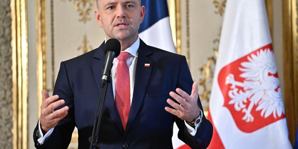 Tentativo di avvicinamento al Presidente della Polonia: un uomo travestito da prete solleva preoccupazioni sulla sicurezza